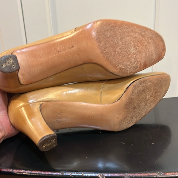 VTG Salvatore Ferragamo Leather Pumps Gold Tone Emblem Italy Size 10 - Picture 7 of 9